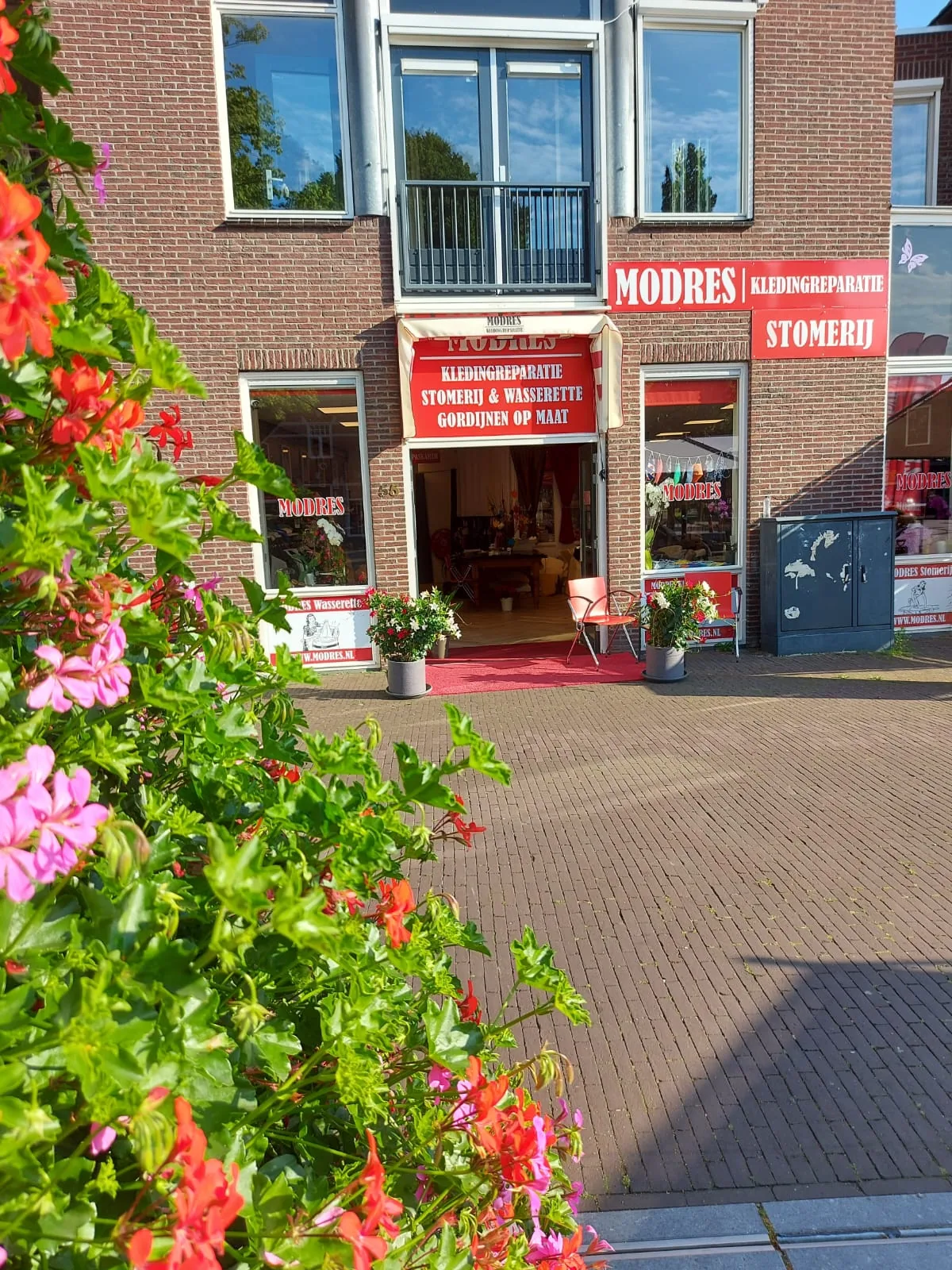 De winkel van Modres aan de Lindegracht 55 in de zon