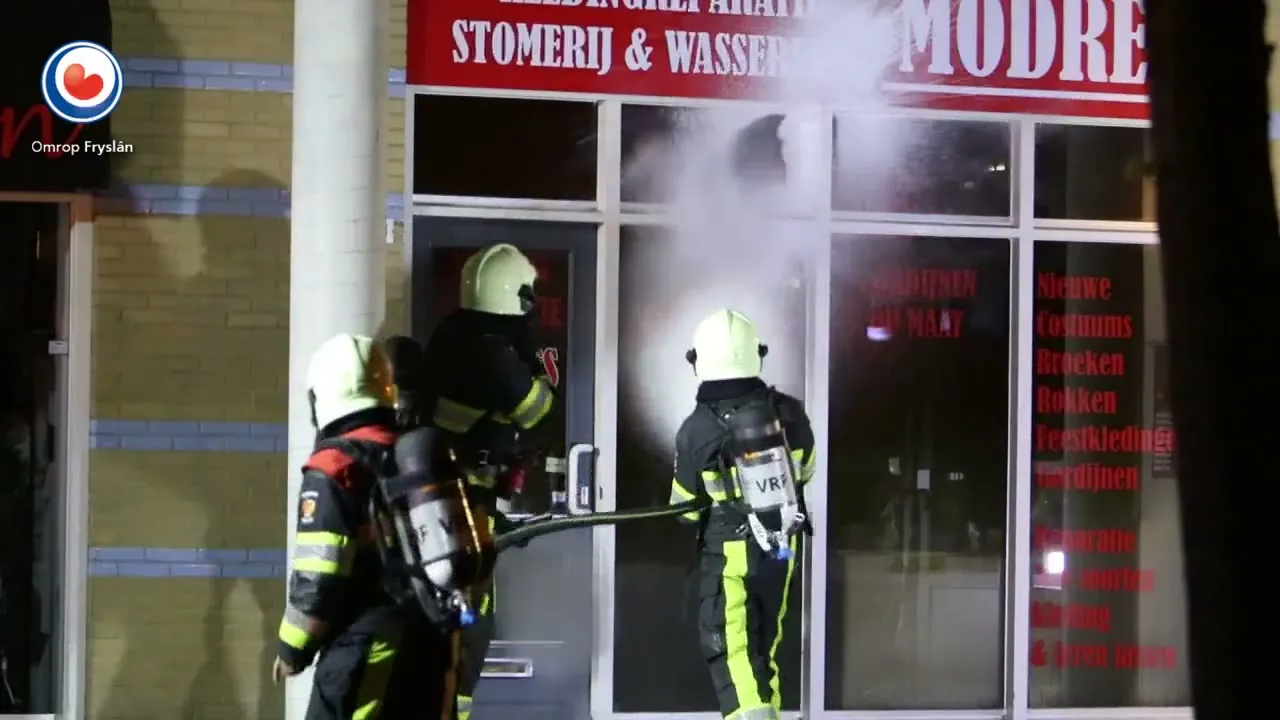 Brandweer bij de winkel van Modres