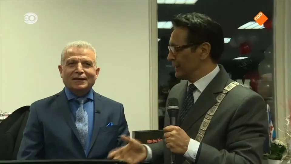 Eigenaar Ali Sepet met de burgemeester bij de heropening