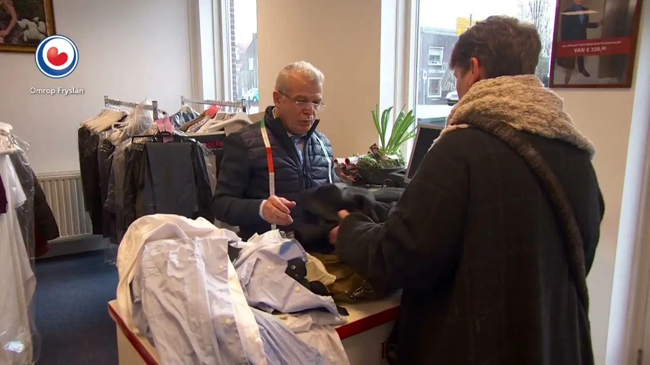 Ali Sepet helpt een klant in de vernieuwde winkel