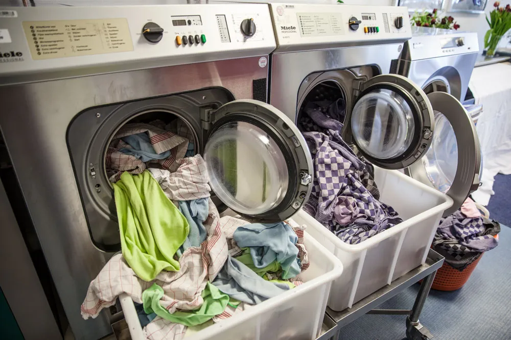 Professionele wasmachines in de wasserij van Modres