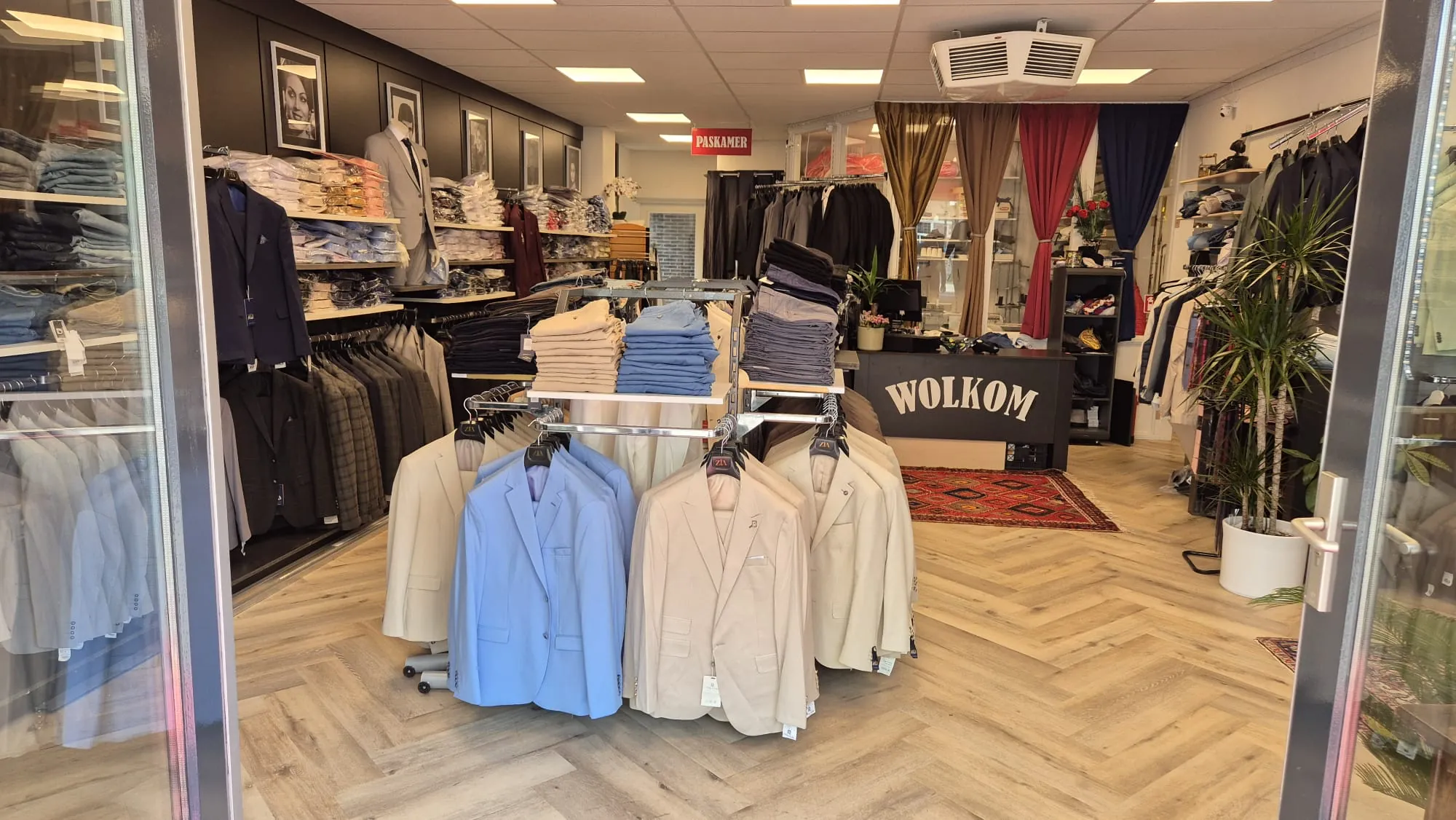 De winkel van Modres met kostuums, colberts en de welkomstbalie