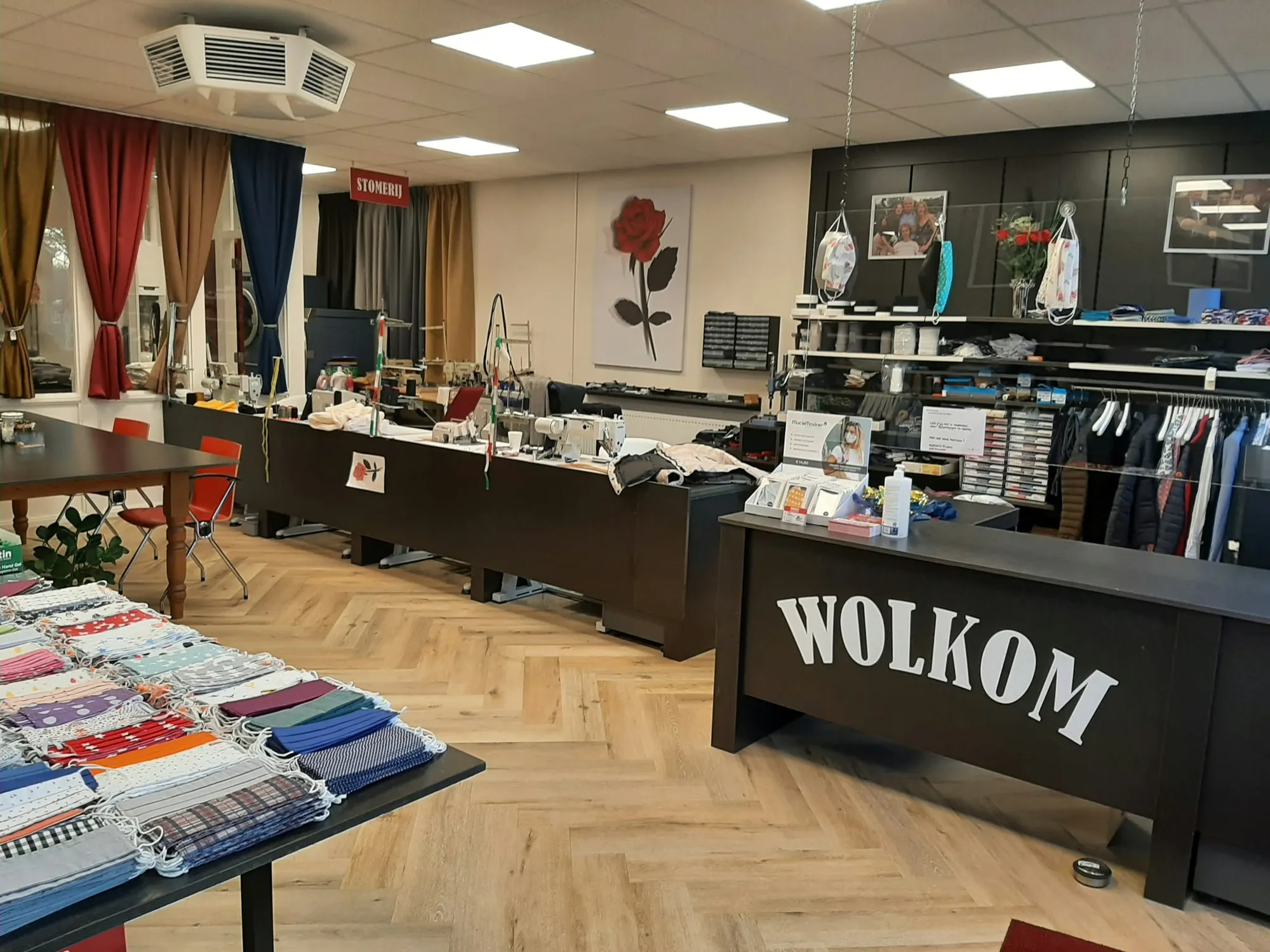 Ruime winkel met werktafels en de welkomstbalie