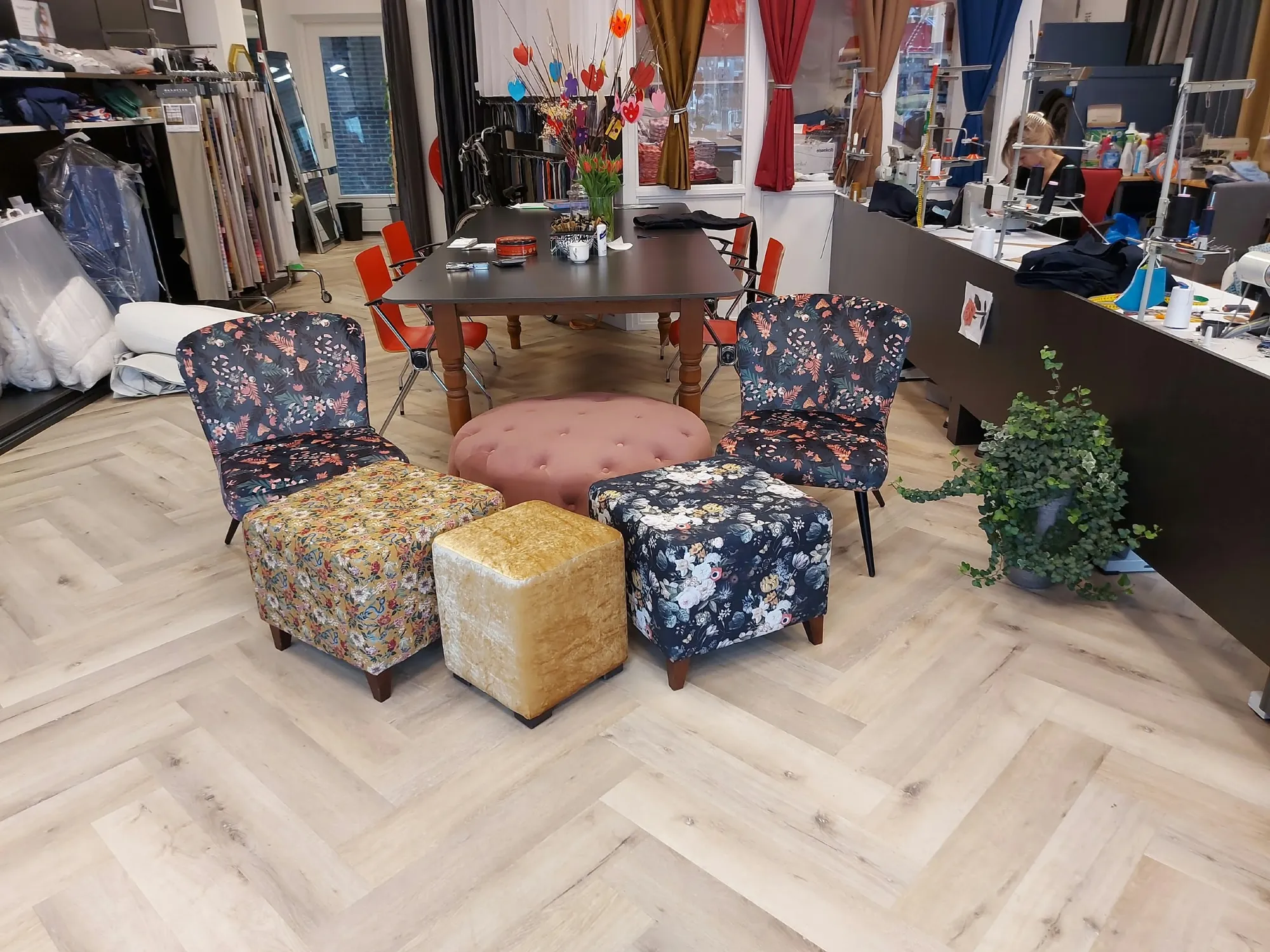 Gezellige zithoek in de winkel van Modres